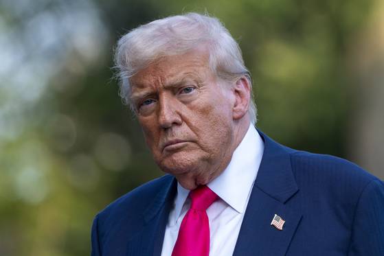 도널드 트럼프 미국 대통령이 지난 15일(현지시간) 워싱턴 백악관 남쪽 잔디밭에 도착한 후 마린 원에서 걸어나오고 있다. AP=연합뉴스