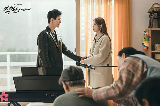건달 박석철(이동욱)과 노래 유튜버가 된 그의 첫사랑(강미영). 사진 JTBC