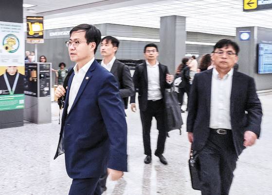 여한구 산업통상자원부 통상교섭본부장(왼쪽)이 미국 행정부와 관세 협상을 위해 22일(현지시간) 미국 덜레스 국제공항에 도착했다. 연합뉴스