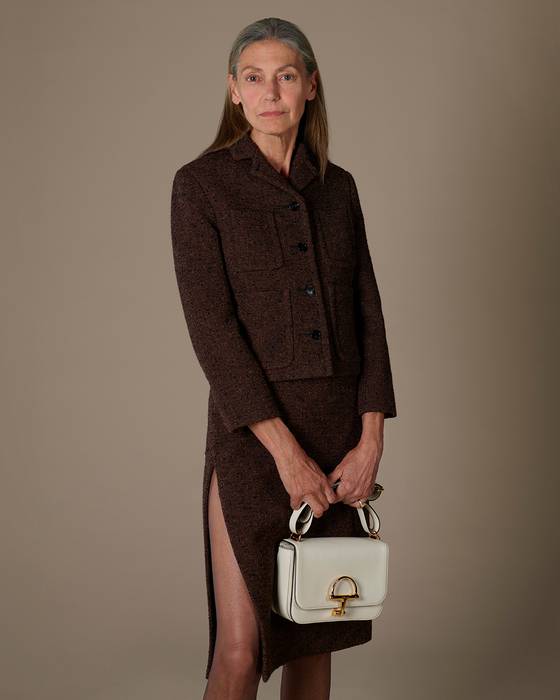 별다른 연출 없이, 덤덤한 표정과 크게 손대지 않은 헤어 등 자연스러운 모습의 모델은 강렬한 트임이 있는 스커트와 의상과 강렬하게 대비되는 화이트 백으로 정체성을 드러낸다. 사진 구찌