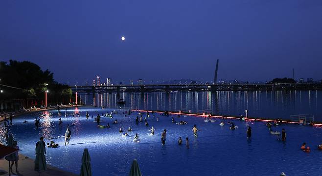 난지 물놀이장. 130m 폭의 대형 인피니티풀이 갖춰 입소문이 났다. 해 질 녘 아름다운 석양 풍경으로도 유명하다. 김경록 기자.