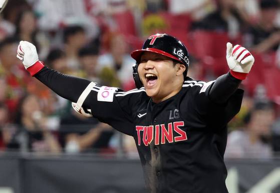 KIA전에서 연장 10회 결승 투런 홈런을 때려낸 뒤 환호하는 LG 4번타자 문보경. 연합뉴스