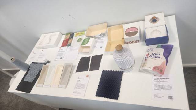 ▲ 목재 섬유를 활용해 VTT 기술로 생산된 재생가능한 산림바이오 제품들이 전시된 모습.