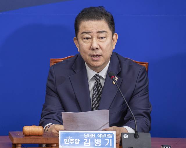 ▲ 더불어민주당 김병기 당 대표 직무대행 겸 원내대표가 23일 국회에서 열린 최고위원회의에서 발언하고 있다. 연합뉴스