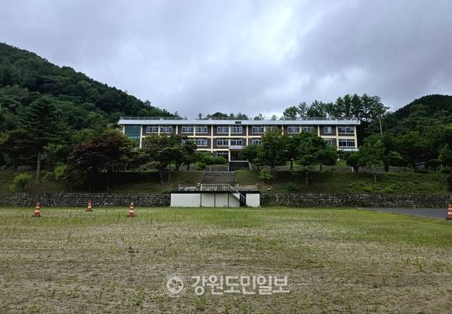 ▲ 태백시(시장 이상호)는 23일 장성동 태백시복합커뮤니티센터에서 강릉영동대학교(총장 현인숙)의 ‘국제어학교육원 분원과 태백시 지역학습관 개관’을 기념하는 현판식을 개최했다. (구)장성여자중학교 전경. 전인수