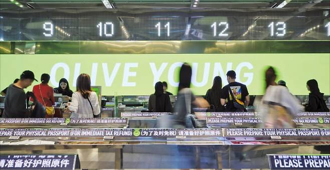 외국인 관광객들이 올리브영 서울 명동 타운점에서 쇼핑을 하고 있다.   CJ올리브영 제공