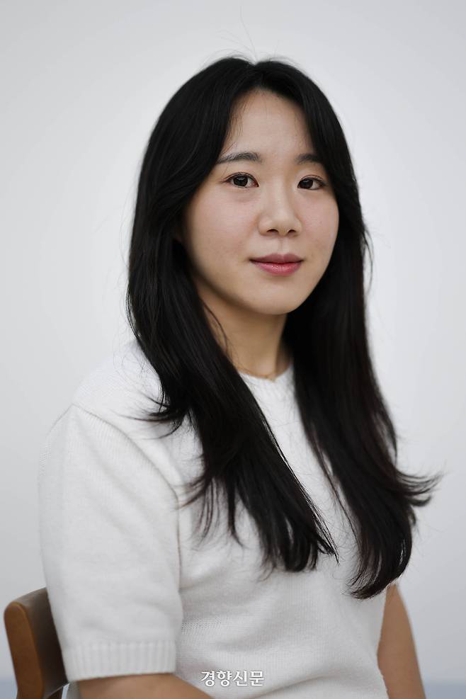 산업재해 유가족 강효진씨(27)가 지난 18일 서울 중구 경향신문사에서 카메라를 바라보고 있다. 성동훈 기자