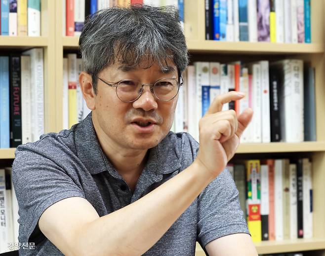 성해영 서울대 종교학과 교수가 21일 학교 연구실에서 경향신문과 인터뷰하고 있다. 성 교수는 “많은 사람들 눈에는 종교가 이미 과거 시대의 유산으로 보이고, 규범과 윤리는 법과 제도로 대체되면서 역할이 축소되고 있다”며 “변하지 않으면 소멸로 귀결될 뿐”이라고 했다. 서성일 선임기자