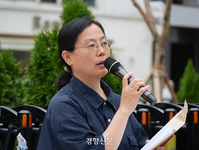김지은 새만금신공항백지화공동행동 공동집행위원장이 지난 15일 서울 종로구 국정기획위원회 앞 기자회견에서 발언하고 있다. 녹색연합 제공