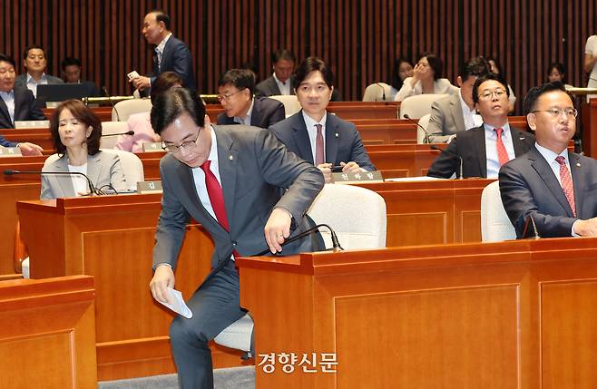 송언석 국민의힘 비상대책위원장 겸 원내대표(앞줄 왼쪽)가 23일 국회에서 열린 의원총회에서 발언하기 위해 자리에서 일어나고 있다. 박민규 선임기자