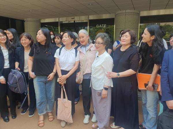 23일 최말자 씨가 재심 사건 공판기일 뒤 부산법원종합청사에서 기념촬영을 하고 있다. 신심범 기자