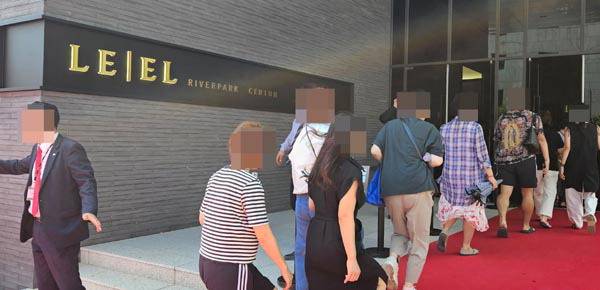 부산 해운대구 ‘르엘 리버파크 센텀’의 모델 하우스가 11일 문을 열자 관람객들이 줄지어 입장하고 있다. 연합뉴스