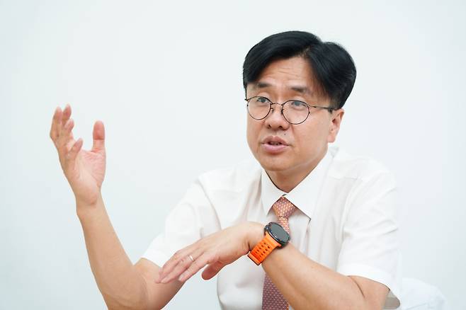 최근 쿠키뉴스와 만난 이재갑 한림대 강남성심병원 감염내과 교수는 고령층이나 기저질환 보유자 등 코로나19 고위험군은 유행 대비 예방접종이 중요하다고 말했다. 신대현 기자