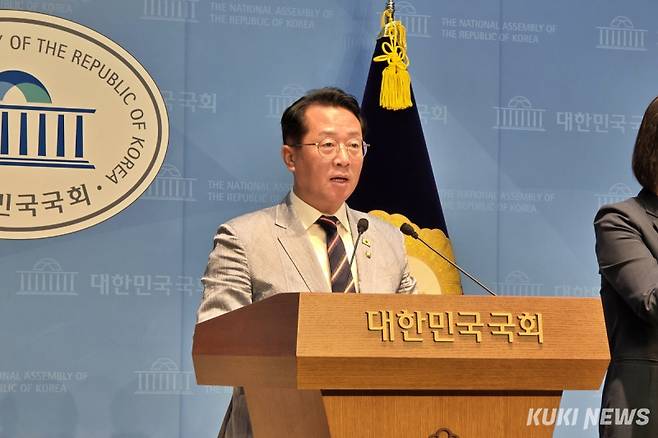 문금주 더불어민주당 원내대변인이 23일 서울 여의도 국회 소통관에서 발언하고 있다. 김건주 기자