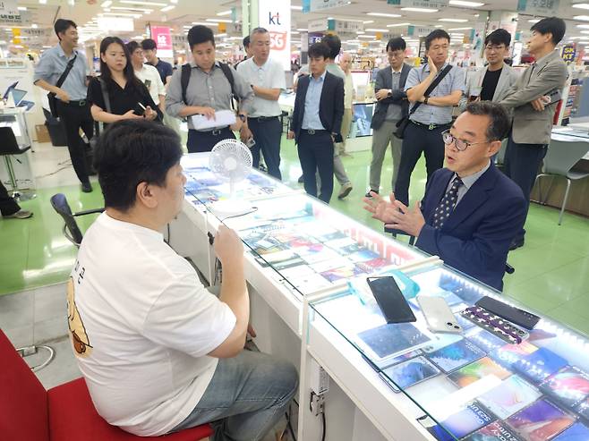 신승한 방송통신위원회 시장조사심의관(오른쪽)이 23일 서울 강변테크노마트 휴대폰 판매점 등을 방문해 단통법 폐지에 따른 변경제도 이행 여부 등을 점검하고 있다. 방송통신위원회 제공
