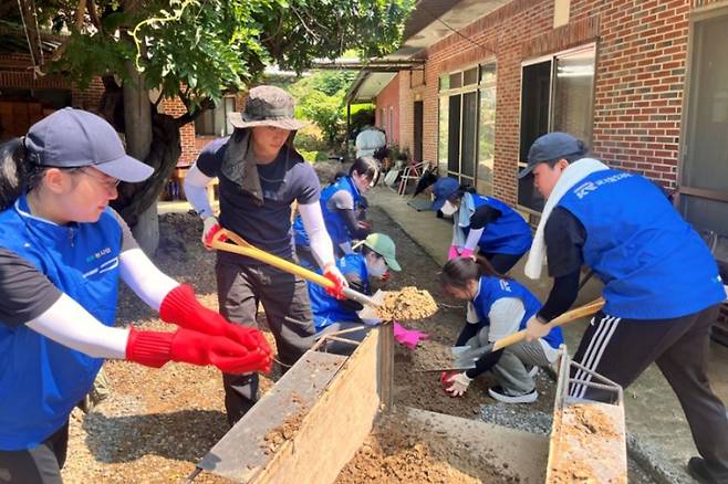 23일 울산 울주군 수해 피해 마을에서 환경정비 활동 중인 국가철도공단 영남본부 직원봉사단. 국가철도공단