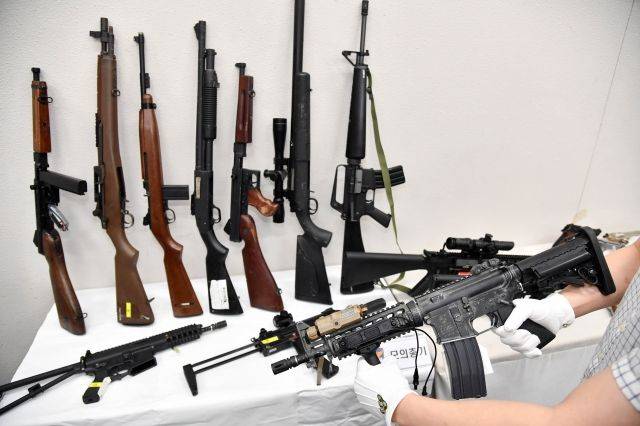 부산경찰청 강력범죄수사대가 미국 총기 사이트에서 구입한 총기 부품을 위장 수입한 뒤 국내에서 소총·권총을 제조·판매한 일당으로부터 압수한 실제 사격이 가능한 불법 총기 등을 공개하고 있다. 뉴시스