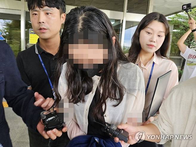 학교에 무단 침입해 시험지를 훔친 혐의로 구속영장이 청구된 전직 기간제 교사(30대)가 지난 14일 대구지법 안동지원에서 구속 전 피의자 심문(영장실질심사)을 받은 후 이동하고 있다.   연합뉴스