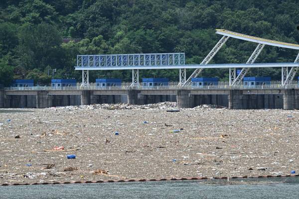 23일 폭우로 떠내려온 쓰레기 더미들이 하남시 팔당댐 인근에 쌓여 있는 가운데 소방당국이 가평 실종자 수색 구역으로 해당 구역을 포함시켜 수색 시 장애물로 작용할 수 있다는 우려가 제기되고 있다. 박소민기자