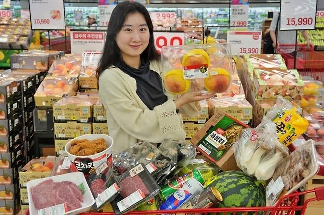 서울시 중구에 위치한 롯데마트 제타플렉스 서울역점에서 ‘떠나요 맛캉스’ 행사 상품을 홍보하는 직원의 모습. [사진 = 롯데마트 제공]