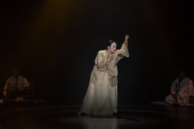 지난해 8월 제30회 창무국제공연예술제에서 '산 자를 위한 씻김굿'을 선보이는 김매자.