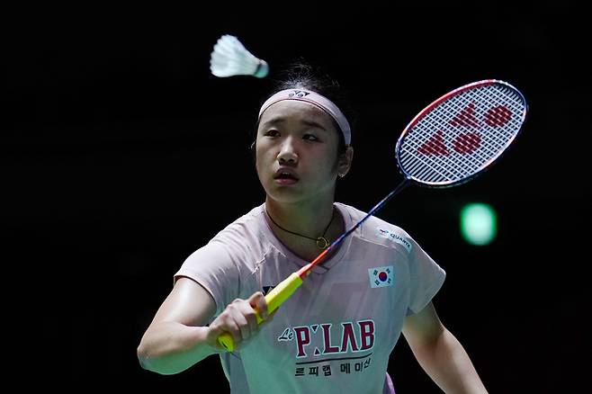안세영이 지난 18일 열린 일본오픈 경기 도중 상대 공격을 받아넘기고 있다. 신화연합뉴스