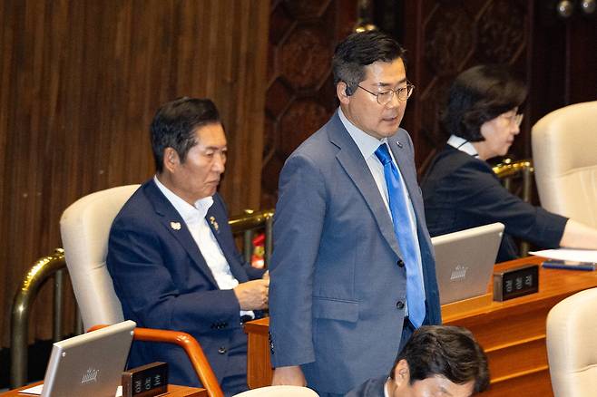 朴 vs 鄭 박찬대 더불어민주당 의원(오른쪽)이 23일 국회 본회의장에서 당권을 두고 경쟁 중인 정청래 의원 옆을 지나쳐 가고 있다. 뉴스1