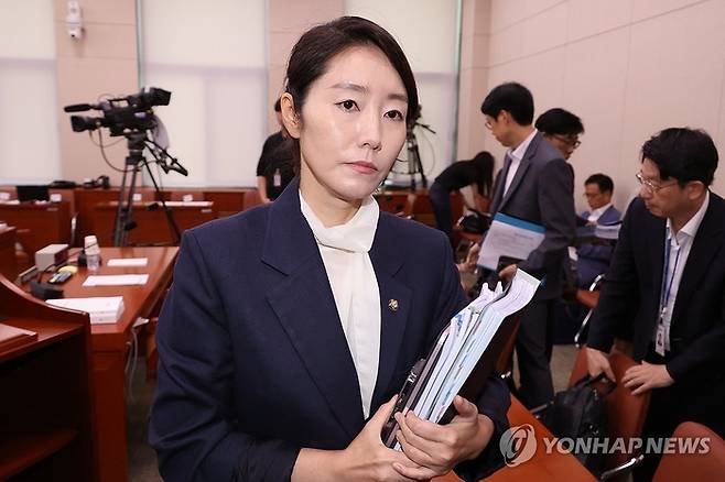 사퇴의사를 밝힌 강선우 여성가족부 장관 후보자가 지난 14일 국회 여성가족위원회에서 열린 인사청문회가 오전 질의를 마치고 정회되자 청문회장을 나가는 모습. [사진 출처 = 연합뉴스]