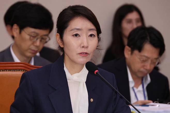 강선우 여성가족부 장관 후보자가 14일 국회 여성가족위원회에서 열린 인사청문회에서 위원의 질문에 답하고 있다. 2025.7.14 [사진 = 연합뉴스]