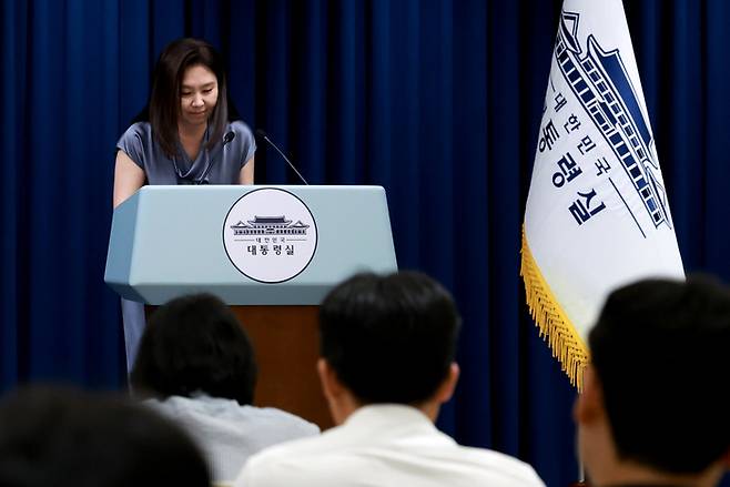 강유정 대통령실 대변인이 23일 서울 용산 대통령실 청사에서 강선우 여성가족부 장관 후보자 사퇴 관련 브리핑을 마친 뒤 인사하고 있다. 2025.7.23 [사진 = 연합뉴스]