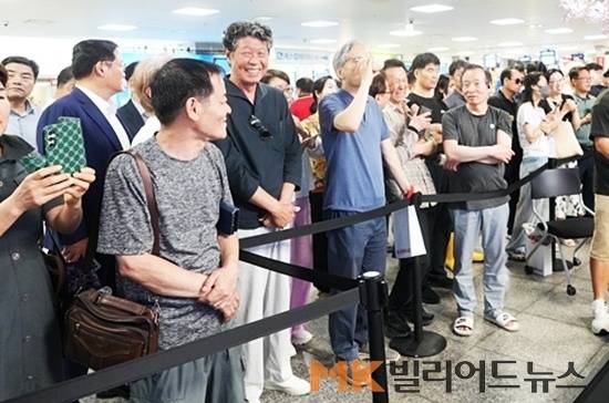 ‘Sh수협은행배당구대회’ 남자 결승전이 열린 노량진수산시장 특설경기장에는 노량진수산시장을 찾은 고객과 당구팬 50여 명이 몰렸다.