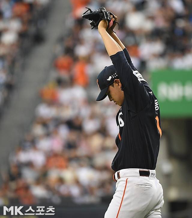 리베라토의 호수비에 문동주가 기뻐하고 있다. 사진(잠실 서울)=천정환 기자