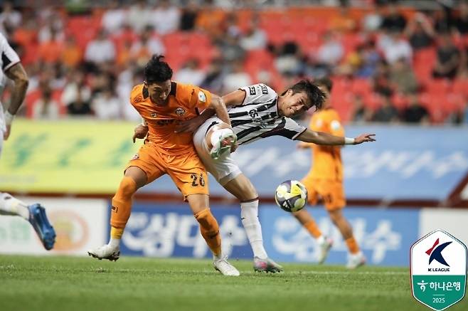 볼 다툼을 벌이고 있는 FC 서울 정한민(사진 오른쪽). 사진=한국프로축구연맹