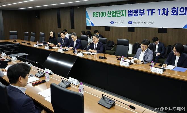 (서울=뉴스1) 김도우 기자 = 문신학 산업통상자원부 1차관이 16일 서울 중구 대한상공회의소에서 열린 ‘RE100 산업단지 추진 범정부 TF회의‘에서 모두발언을 하고 있다. 2025.7.16/뉴스1 Copyright (C) 뉴스1. All rights reserved. 무단 전재 및 재배포, AI학습 이용 금지. /사진=(서울=뉴스1) 김도우 기자