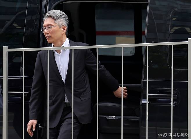 류긍선 카카오모빌리티 대표가 21일 서울 종로구 KT 광화문빌딩 웨스트에 마련된 윤석열 전 대통령 부인 김건희 여사 의혹을 수사하는 민중기 특별검사 사무실로 출석하고 있다./사진=뉴시스