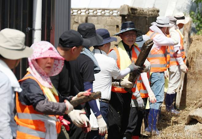 [예산=뉴시스] 고승민 기자 = 국민의힘 송언석 비상대책위원장 겸 원내대표와 당원들이 22일 충남 예산군 삽교읍 하포리2구에서 수해복구 봉사활동을 하고 있다. 2025.07.22. kkssmm99@newsis.com /사진=고승민