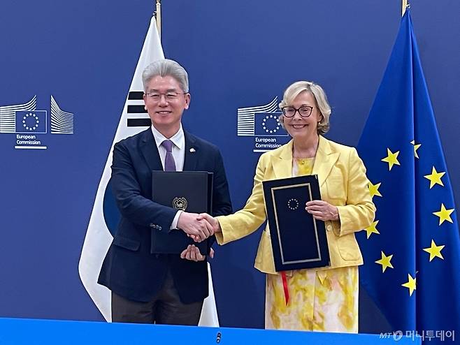 과학기술정보통신부와 외교부는 17일(현지시간) 벨기에 유럽연합 집행위원회 본부에서 '유럽연합과 대한민국 간의 대한민국의 유럽연합 프로그램 참여에 관한 협정' 및 '대한민국의 2021~2027년 연구 및 혁신 프레임워크 프로그램 호라이즌 유럽 준회원국 가입에 관한 의정서' 서명식을 개최했다고 18일 밝혔다. 유정현 주벨기에유럽연합대사와 시그네 랏소 유럽집행위원회 연구혁신총국 부총국장이 기념 촬영을 하고 있다. 사진=뉴스1(과학기술정보통신부 제공)