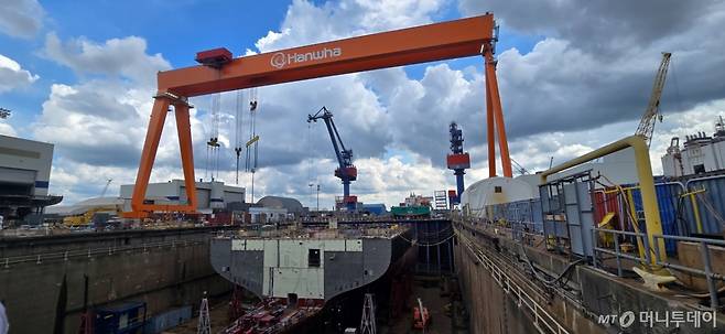 한화필리조선소 4도크에서 국가안보다목적선박(NSMV: National Security Multi-Mission Vessel)이 건조되고 있다. 도크 위로 한화의 영문명이 적힌 골리앗 크레인이 움직이고 있다. /사진=심재현 특파원