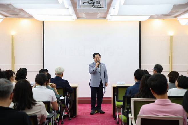 주광덕 남양주시장(가운데)이 지난 22일 시청 여유당에서 열린 '1장 1단 프로젝트' 출범식에서 인사말을 하고 있다. /사진제공=남양주시