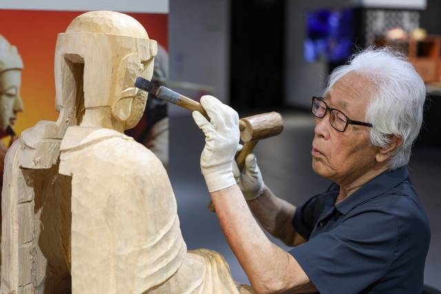 국가무형유산 ‘목조각장’ 보유자인 전기만 보유자가 지난 10일 국가유산진흥원의 기능보유자 합동 공개행사에 참여해 불상 제작을 시연하고 있다.  국가유산진흥원 제공