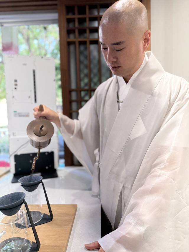 덕운스님이 반려견도 드나들 수 있는 충정사 내 카페에서 차를 내리고 있다. 박동미 기자