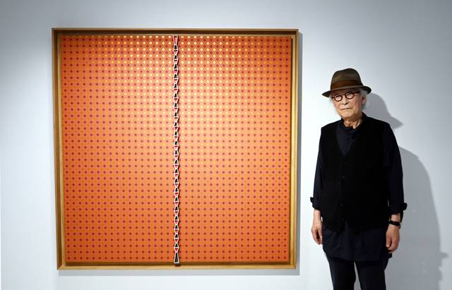 한국 추상 조각 1세대인 엄태정 서울대 명예교수가 브랑쿠시의 강철 조각 ‘무한주’ 를 오마주한 회화 작품 앞에 서 있다. 박윤슬 기자