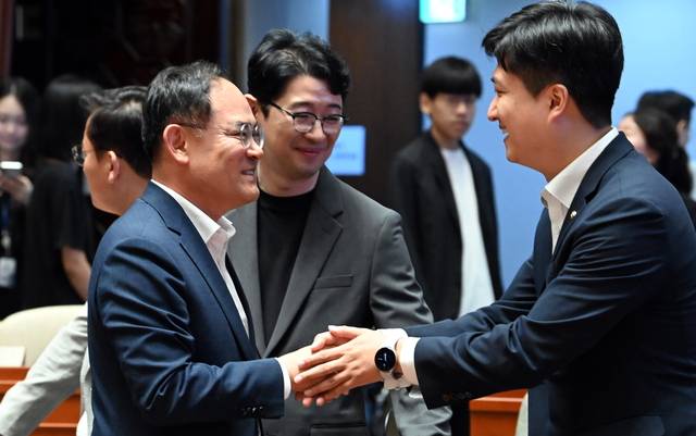 출마 예고뒤 인사 : 23일 오전 국회에서 열린 국민의힘 의원총회에서 당 대표 출마 선언 기자회견을 예고한 주진우(가운데) 의원이 동료 의원들과 인사를 하고 있다. 곽성호 기자