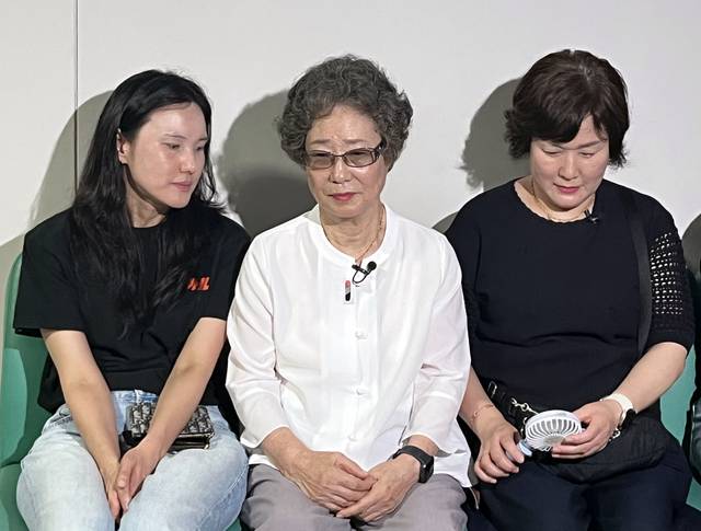 고통 속의 기다림  : 이른바 ‘강제 키스 혀 절단 사건’ 당사자인 최말자(가운데) 씨가 23일 오전 부산지법 352호 법정 앞에서 자신의 재심 첫 공판을 기다리고 있다.  연합뉴스