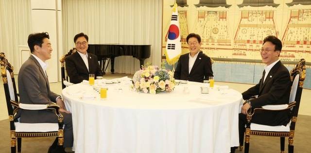 이재명 대통령이 17일 서울 한남동 관저에서 우원식 국회의장과 김민석 국무총리, 강훈식 비서실장과 만찬에 앞서 환담을 나누고 있다. 뉴시스