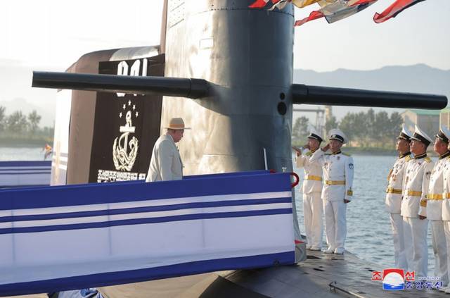 북한이 2023년 9월 8일 수중에서 핵 공격이 가능한 전술핵공격잠수함을 건조했다고 밝혔다.  이틀전인 9월 6일 열린 진수식에는 김정은 국무위원장과 함께 리병철,박정천 원수, 김덕훈 내각총리 등 참석했다. 조선중앙통신 홈페이지 캡처