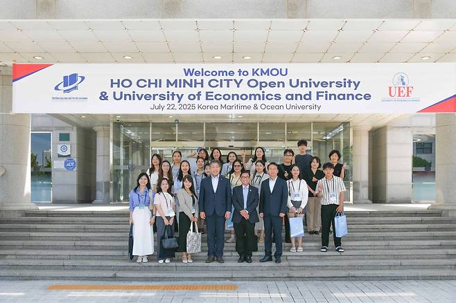 ‘2025 호찌민시 교육관계자 및 학생 방문단 초청 행사’ 참석자들이 기념 촬영을 하고 있다. [국립한국해양대학교 제공]