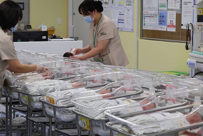 인천 미추홀구 아인병원에서 의료진이 신생아들을 보살피고 있다. [연합]