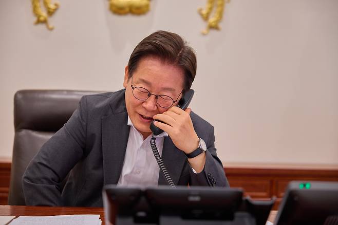 이재명 대통령이 지난 22일 용산 대통령실에서 타밈 빈 하마드 알사니 카타르 국왕과 통화를 하고 있다. [대통령실 제공]