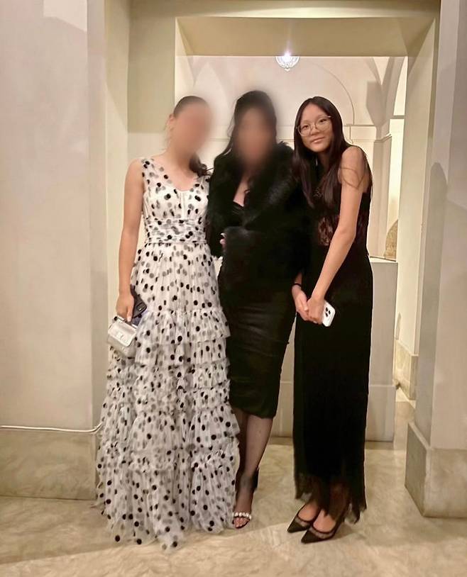 [서울=뉴시스] 이종격투기 선수 추성훈의 딸 추사랑(오른쪽)이 이탈리아 로마에서 열린 돌체앤가바나 알타모다 행사에 참석했다. (사진=추사랑 인스타그램 캡처) 2025.07.23. photo@newsis.com *재판매 및 DB 금지
